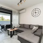 Valy With Heated Pool Vila *