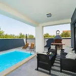 Valy With Heated Pool Vila