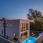 Valy With Heated Pool Vila *