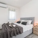 Valy With Heated Pool