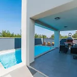 Valy With Heated Pool *