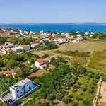 Valy With Heated Pool Vila