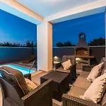 Valy With Heated Pool Vila *