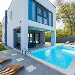 Valy With Heated Pool Privlaka (Zadar)