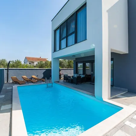 Valy With Heated Pool