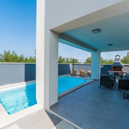 Valy With Heated Pool *