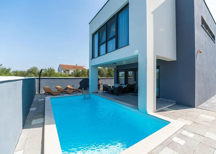 Valy With Heated Pool