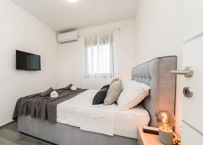 Valy With Heated Pool Villa