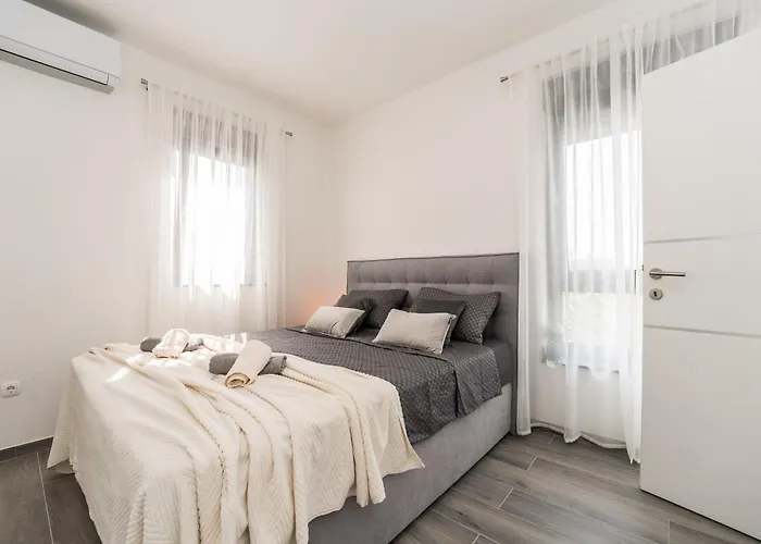 Valy With Heated Pool Privlaka (Zadar)