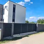 Valy With Heated Pool