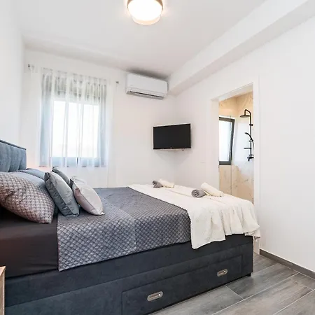 וילה Valy With Heated Pool