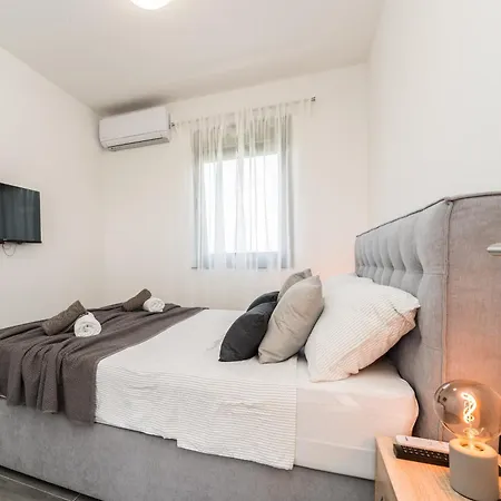 Valy With Heated Pool Villa