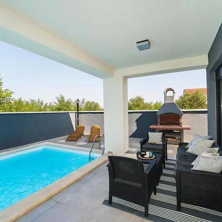 Valy With Heated Pool Villa