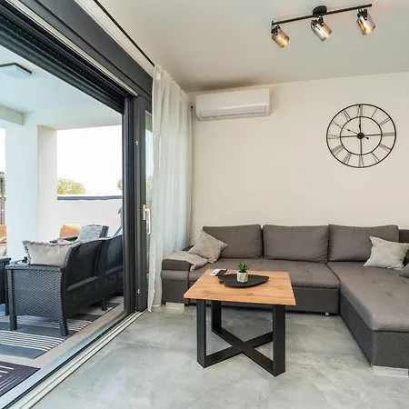 Valy With Heated Pool