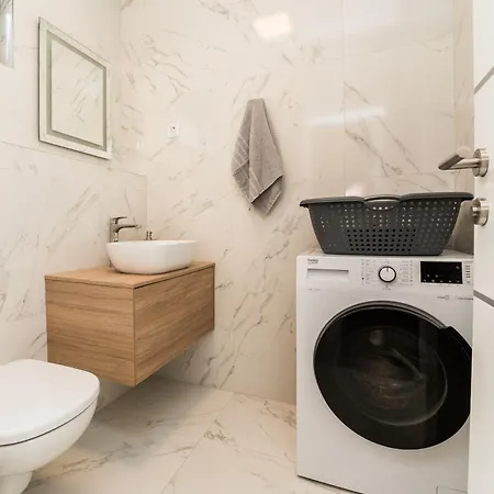 Valy With Heated Pool