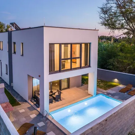 Valy With Heated Pool Villa *