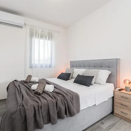 Valy With Heated Pool