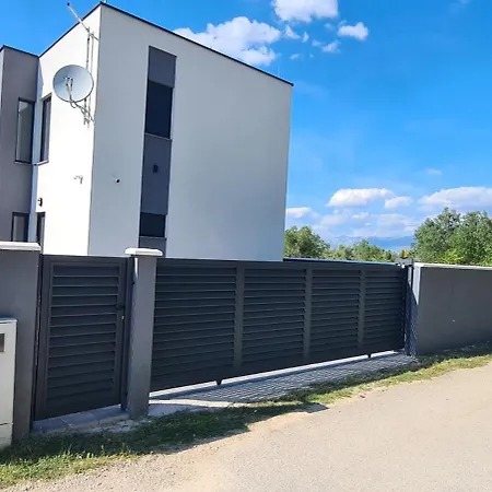 Valy With Heated Pool