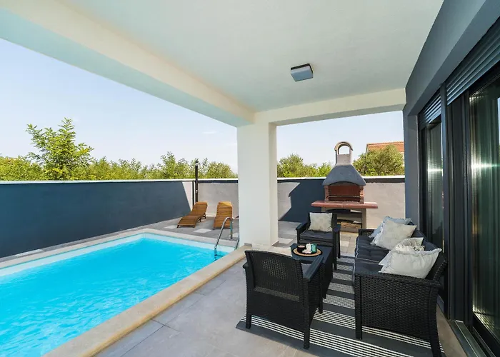 Valy With Heated Pool וילה