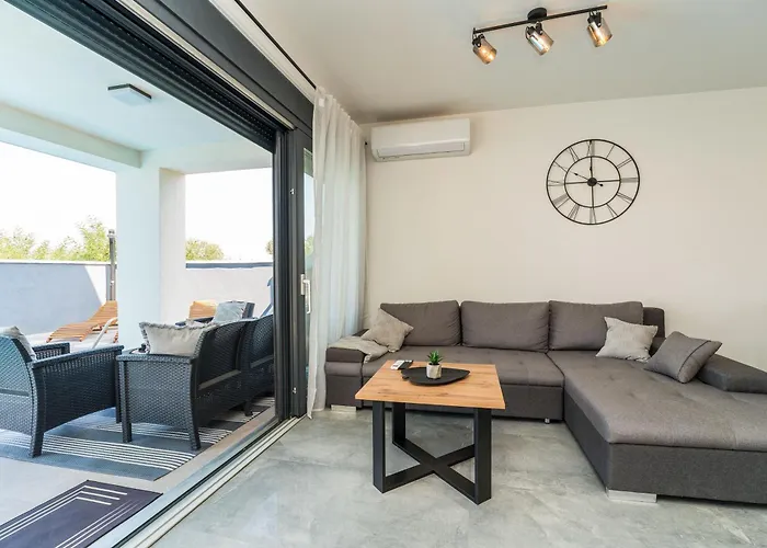 Valy With Heated Pool