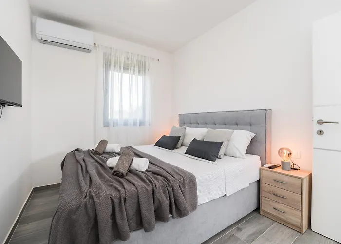 Valy With Heated Pool