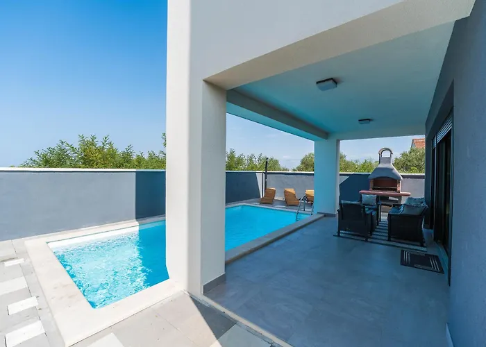 Valy With Heated Pool *