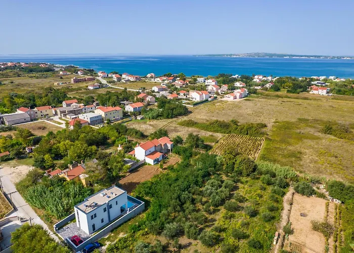 Valy With Heated Pool Vila