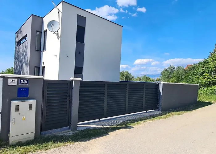 Valy With Heated Pool